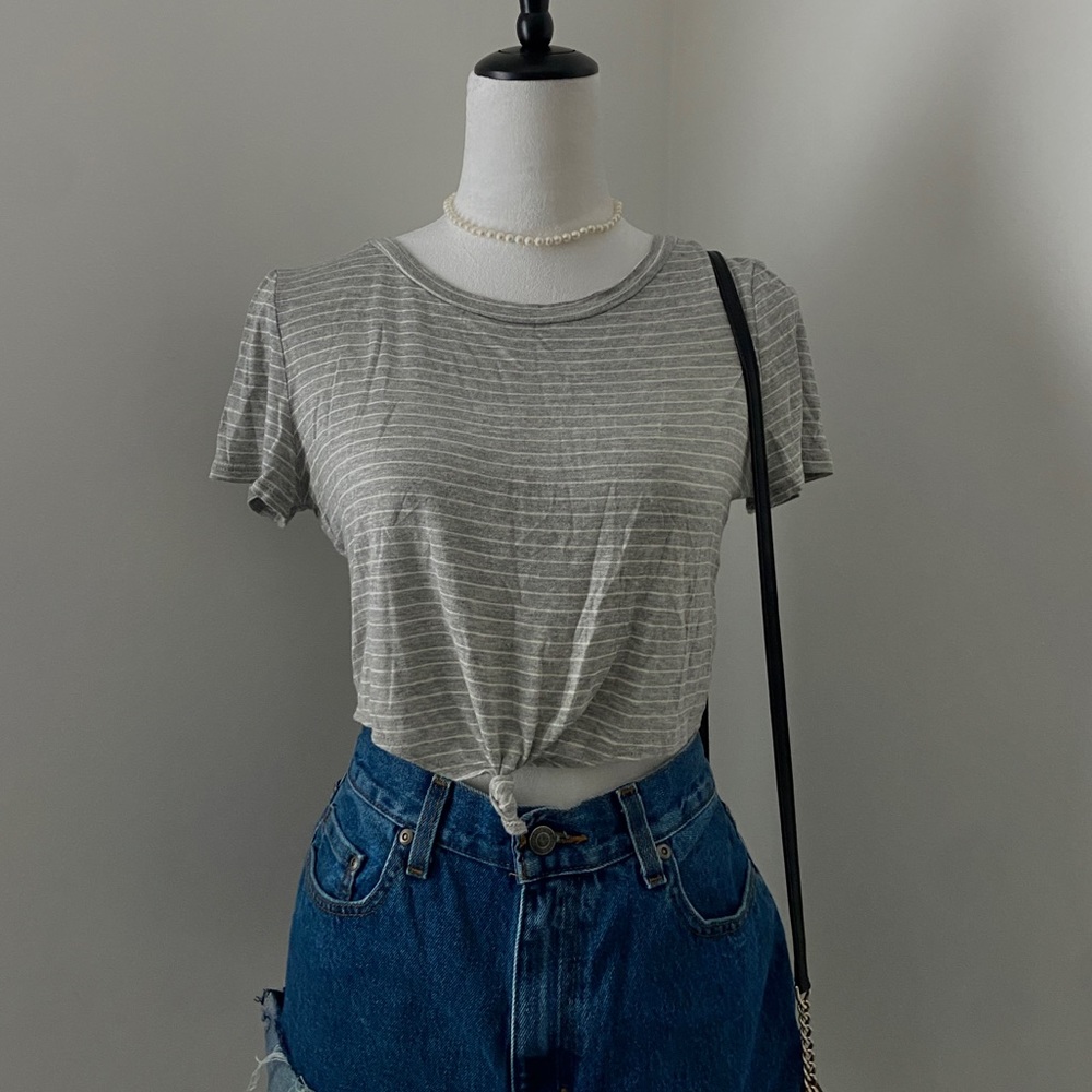 Brand: 7 day wknd
Size: L
Color: White/ Gray